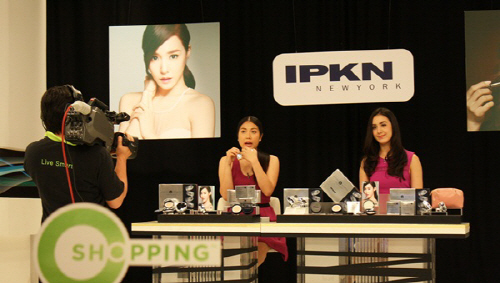 CJ오쇼핑이 태국에서 운영중인 ‘GCJ오쇼핑’의 스튜디오에서 현지 쇼호스트들이 한국 중소기업 제품인 ‘IPKN(입큰) 진동파운데이션’을 시청자들에게 소개하고 있다.
