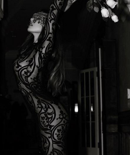 [포토] 제시카 애슐리, 블랙 시스루 원피스 속 돋보이는 몸매