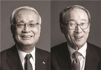 (왼쪽부터)DNP 다카나미 고이치(高波光一) 부사장(삼성디스플레이 협력사), 인지디스플레이 정구용 회장(삼성전자 협력사)