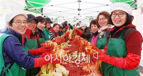 장흥군새마을회원 100여명이 사랑 愛 김장·좀도리 쌀 나눔을 실시했다. 