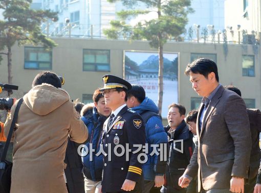 [포토]관음전 앞 지나가는 구은수 서울경찰청장 