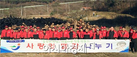 장흥군(군수 김성)은 2015 숲가꾸기 사업에서 발생한 부산물을 취약계층 동절기 난방용 땔감으로 지원했다.