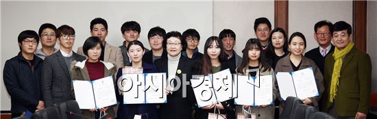 동신대학교(총장 김필식)는 8일 오후 부속실 회의실에서 동신문화상 시상식을 갖고 2015학년도 1년 동안 동신대 중앙도서관(관장 차두옥)의 독서캠페인에 모범적으로 참여한 학생들에게 상을 수여했다. 
