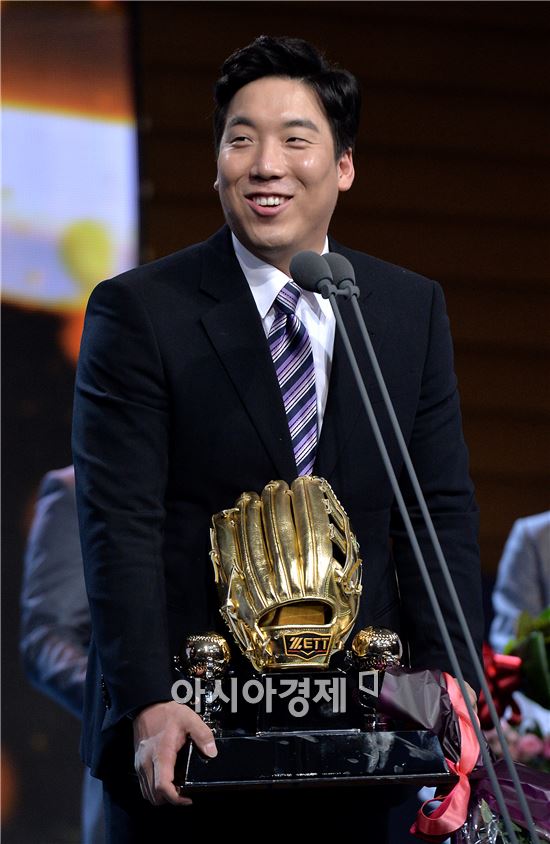 두산 김현수, 2015 골든글러브 외야수 차지…5년 만에 영광(종합①) 