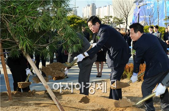 윤장현 광주광역시장은 한전 본사가 빛가람혁신도시로 이전한지 1주년을 맞아 8일 오후 한전 본사 한빛홀에서 열린 ‘빛가람 1주년 기념식’에 참석해 기념 식수를 하고 있다.