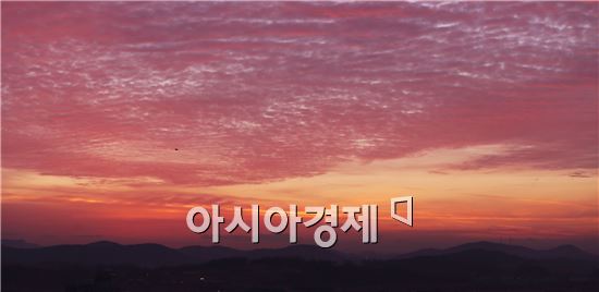 9일 전남 함평읍 함평군청에서 읍 시가지를 향해 바라 본 일출이 장관이다. 어둠을 가르는 아침햇살은 어느 곳에서나 아름답다. 사진제공=함평군