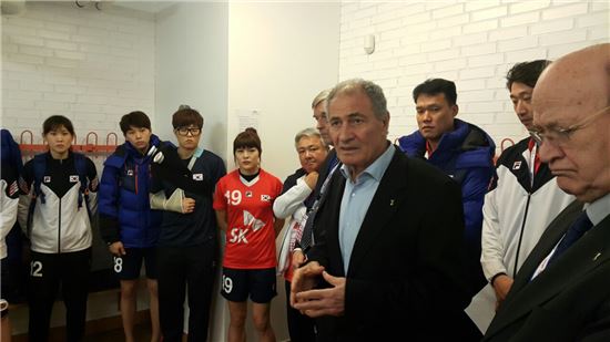 국제핸드볼연맹(IHF) 하산 무스타파 회장이 한국 여자 핸드볼 대표팀을 직접 찾아와 앞선 프랑스전 오심에 대해 사과하고 있다, 사진=대한핸드볼협회 제공