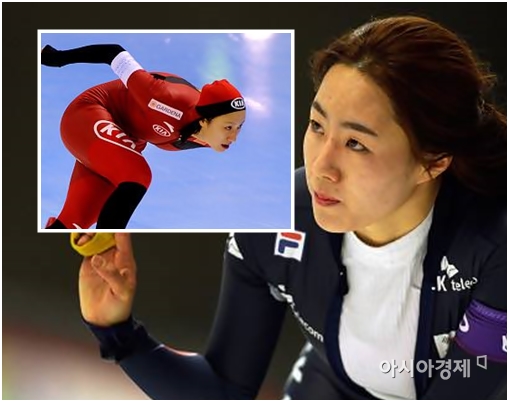스피드 스케이팅 월드컵 시리즈 여자 500m 우승을 다투는 이상화(오른쪽)와 장훙[사진=국제빙상경기연맹(ISU) 페이스북]