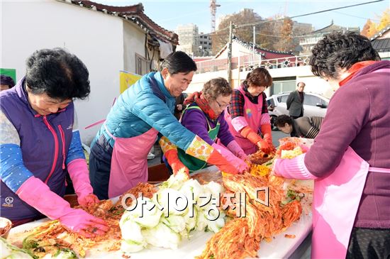 [포토]대원노인복지센터, 남구청과 함께 사랑의 김장 김치 나눔