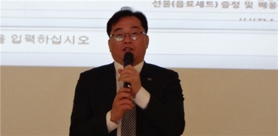 박철범 대표가 8일 충북 음성 본사에서 중국 시장 진출과 관련해 설명하고 있다. 