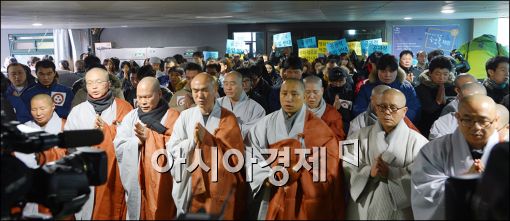 [포토]공권력 투입 반대하는 스님들