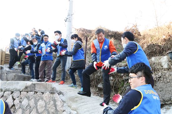 DGB생명, '2015 사랑의 연탄 나눔' 봉사활동
