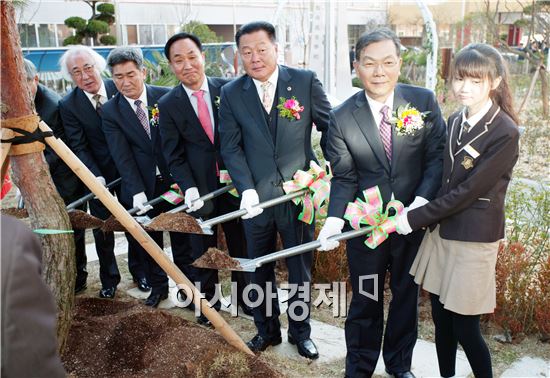 해남고등학교(교장 조태형)가 9일 최첨단 인프라를 갖춘 현대식 시설로 탈바꿈하고 ‘제 2개교’인 거점고 개교식을 갖고 장만채 교육감들 참석자들이 기념식수를 하고있다. 

