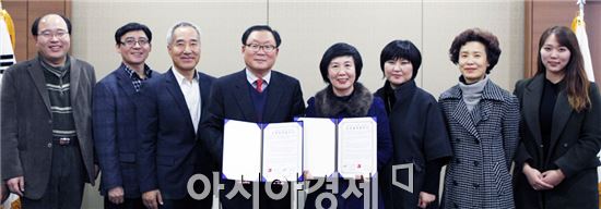 호남대학교 남도문화영어콘텐츠프로듀서양성사업단(단장 정행)은 12월 8일 광주문화재단 대회의실에서 광주문화재단(대표이사 서영진)과 지역인재 육성과 광주 및 남도문화 국제화를 위한 협약을 체결했다.
