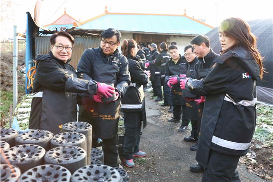 대한항공 노사합동 "사랑의 연탄 나르기"