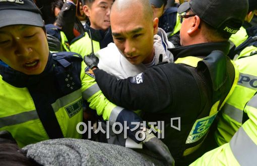 [포토]끌려나가는 조계종 스님 