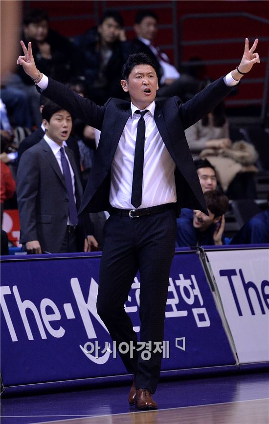 [포토]작전 지시하는 추승균 감독