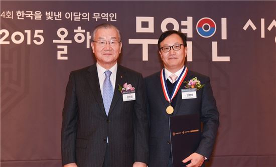 정현호 메디톡스 대표(우측)가 김인호 한국무역협회 회장과 함께 2015년 한국을 빛낸 올해의 무역인상’을 수상한 뒤 기념촬영을 하고 있다.

