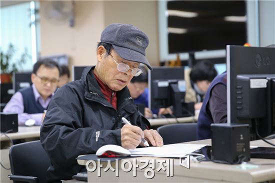 광주 동구는 10일 오후 구청 정보화교육장에서 2015년 정보화교육 이수자를 대상으로 IT상식과 정보검색능력을 겨루는 ‘구민정보화능력 경진대회’를 개최했다. 최고령 참가자인 김태구(81) 어르신 등 30여명의 참가자들이 진지하게 시험을 치르는 모습.