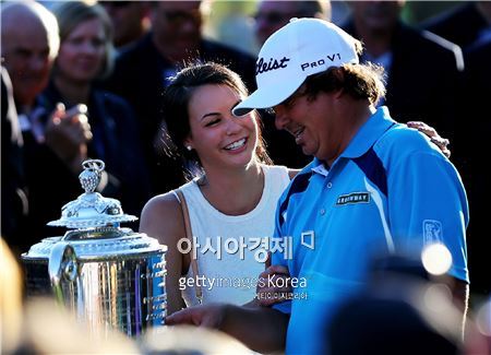 제이슨 더프너(오른쪽)가 2013년 8월 PGA챔피언십 우승 당시 아내 아만다의 축하를 받고 있는 모습. 지난 3월 이혼했다.