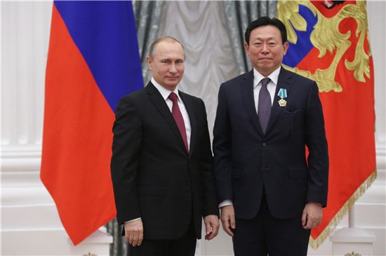 10일 오후(현지시간) 신동빈 회장(오른쪽)이 러시아 푸틴 대통령으로부터 우호훈장을 수훈했다.