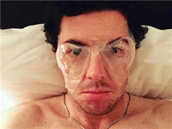로리 매킬로이가 시력 교정 수술을 받은 뒤 눈 보호 안경을 쓰고 침대에 누워 있는 모습. 사진=인스타그램