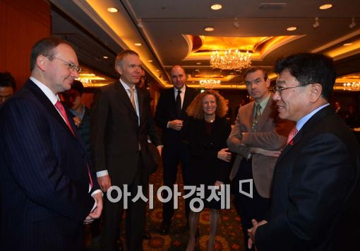 [포토]주한유럽상공회의소 회원들 만난 윤상직 장관 