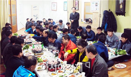 영광군(군수 김준성)은 지난 9일 영광군 환경실무원 39명과 점심시간 식사를 하면서 간담회를 가졌다.
