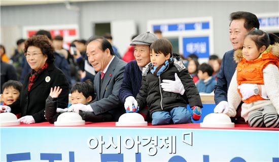 [포토]윤장현 광주시장, 시청 야외스케이트장 개장식 참석