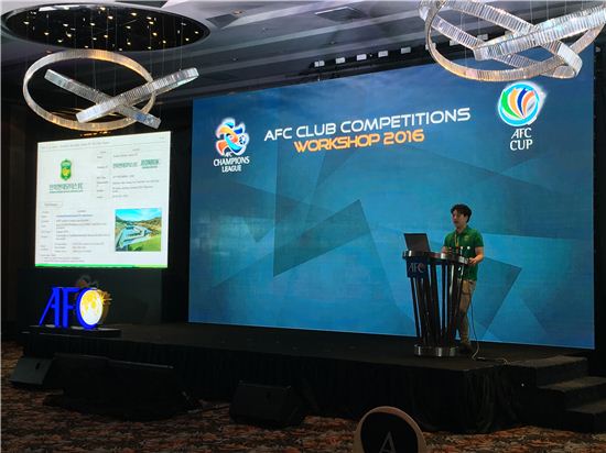 전북 구단 관계자가 AFC 클럽 대회 워크샵 2016에서 지역밀착 마케팅 및 유소년 시스템 우수사례 관련 발표를 하고 있다. / 사진= 한국프로축구연맹 제공