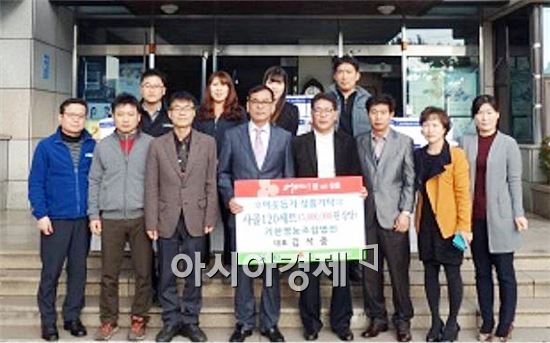 장흥군 정남진한우판매장 김석중 대표는 지난 11일 장흥읍사무소에서 한우사골곰탕 120세트를 기탁했다.
