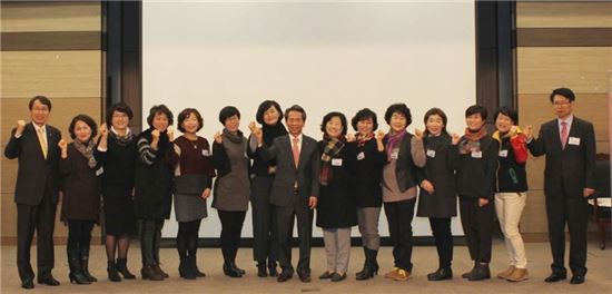 김용복 농협생명 대표(오른쪽 여덟번째)가 '함께하는 송년회'에 참석해 15년 이상 활동해 온 재무설계사 등 관계자들과 기념촬영을 하고 있다.  