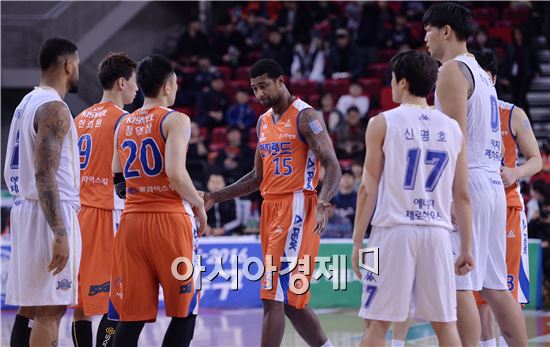 [포토]포웰, '친정 전자랜드로 컴백'