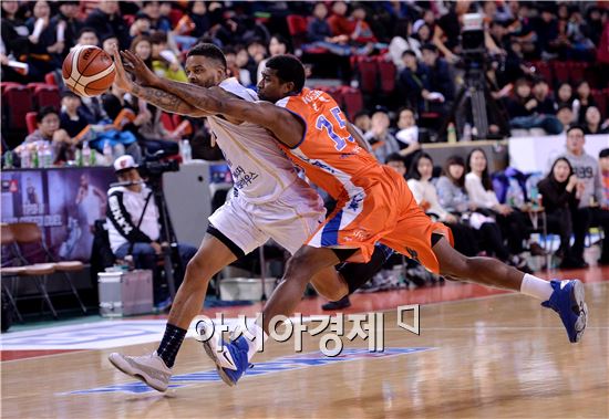 [포토]에밋-포웰, '어제의 동지, 오늘의 적'