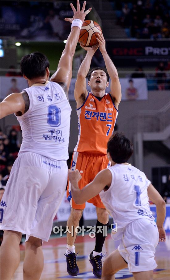 [포토]점프슛 시도하는 박성진