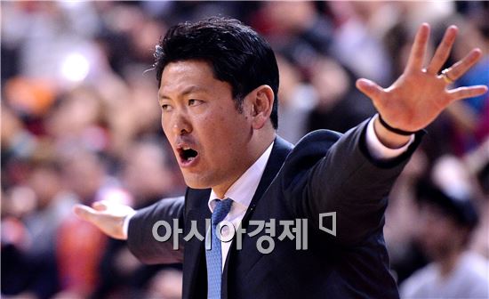 [포토]선수들 독려하는 추승균 감독