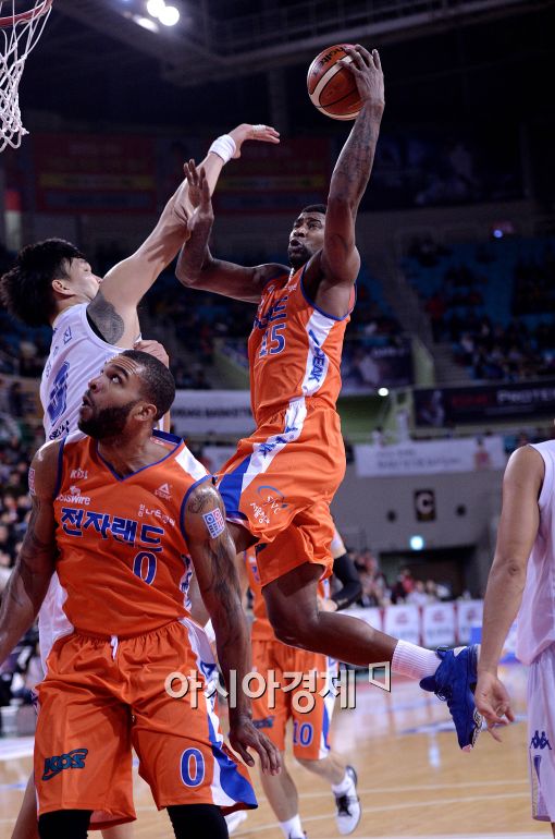 [포토]포웰, '하승진의 수비를 넘어'