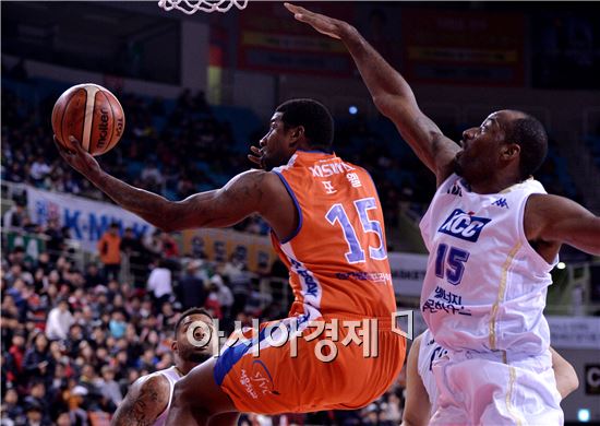 [포토]포웰, '뒤에선 날 못 막아'