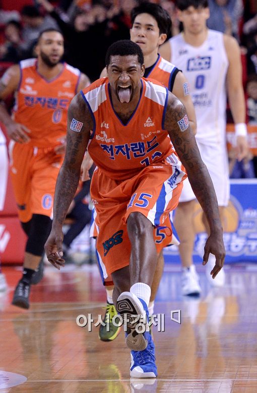 [포토]세리머니하는 포웰, '내가 돌아왔다'