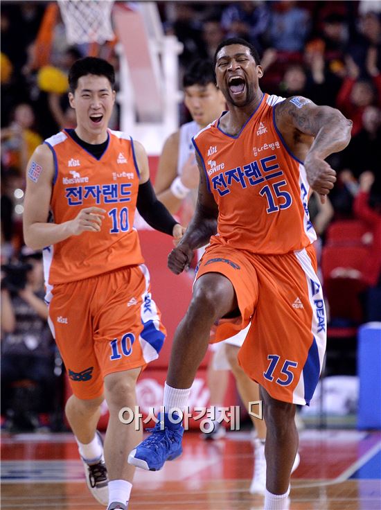 [포토]기뻐하는 포웰, '얼씨구나 역전이야!'