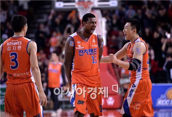 [포토]포웰, '우리가 이겼어'