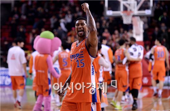 [포토]'전자랜드의 완성은 포웰'