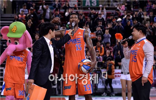 [포토]포웰, '이곳이 나의 홈'