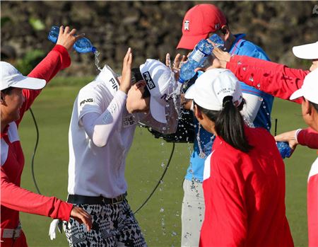 박성현이 현대차 중국여자오픈 우승 직후 동료 선수들의 축하 물 세례를 받고 있다. 사진=KLPGA