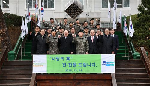 [포토]박용만 두산 회장, 국군장병에 '사랑의 茶' 전달
