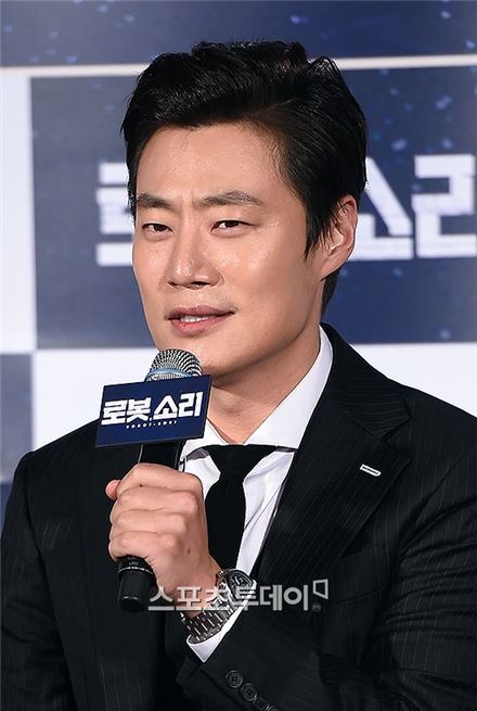 '로봇 소리' 이희준 "대본 보고 덥석 물었다"