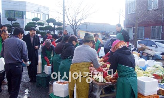 장흥군 회진면(면장 방해권)은 지난 9일부터 11일까지 새마을남녀지도자회 주관으로 지역의 어려운 이웃과 따뜻한 사랑을 나누기 위한 ‘사랑나눔 김장 담그기’행사를 가졌다.
