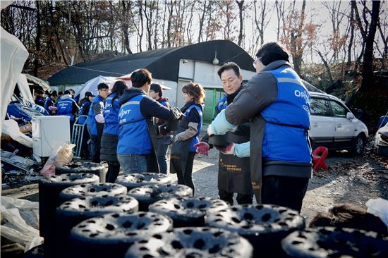 오리엔트그룹 본사 임직원들이 성남시 사송동 일대 소외이웃들에게 사랑의 연탄나눔봉사 활동을 펼치고 있다.