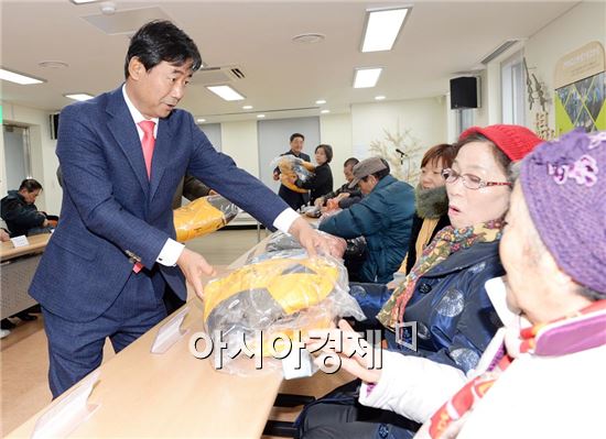 [포토]광주 남구, 따뜻한 겨울나기 물품 전달식