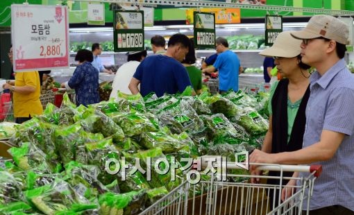 대형마트에서 채소를 고르는 소비자들(아시아경제 DB) 